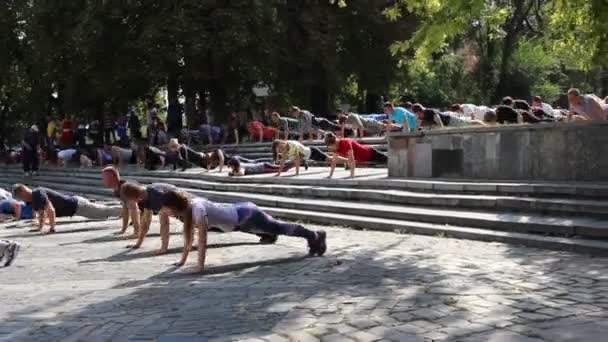 Kızlar ve oğlanlar meydanda itişiyor. Öğrenci spor çetesi. — Stok video