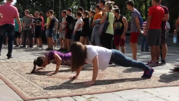 Niñas y niños empujan hacia arriba en la plaza. Competencia deportiva estudiantil — Vídeos de Stock