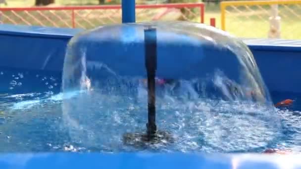 Szökőkút egy kis medencében. Vízi sugárhajtású búra a szökőkútban. Játékok — Stock videók