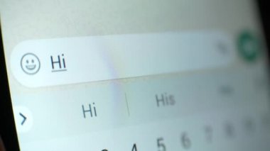 Cep telefonu ya da aygıtı göster. Parmak dokunmatik ekrana dokunur. Sohbet.