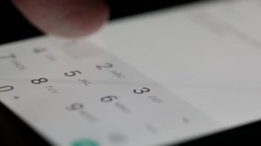 Cep telefonu ya da aygıtı göster. Birisi ekranda numaralar yazıyor. Aranıyor
