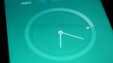 Cep telefonu ya da aygıtı göster. Ekranda hareketli bir saat var.