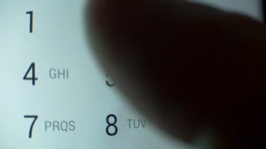 Cep telefonu ya da aygıtı göster. El bilgisayarı. Birisi numara yazıyor.