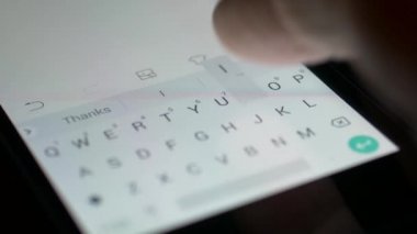 Cep telefonunu göster. Ekranda sanal klavye. Parmak yazısı: Seni seviyorum.