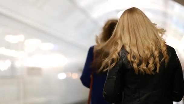 Пасажири на платформі метро чекають на поїзд. Непізнана молода жінка — стокове відео
