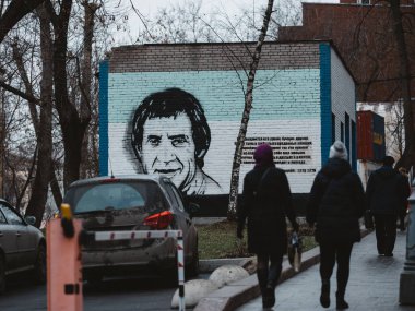 Vladimir Vysotsky 'nin duvar resmi Vladimir Semenovich Vysotsky' nin müze evinin karşısındaki tuğla duvarda popüler Sovyet şair, tiyatro ve film oyuncusu, söz yazarı, ünlü yazar