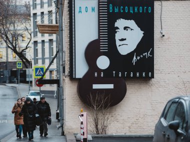 Vladimir Vysotsky 'nin imzası Vladimir Semenovich Vysotsky' nin tuğla duvar müzesi evinde popüler Sovyet şair, tiyatro ve film oyuncusu, söz yazarı, ünlü yazar