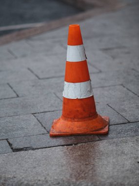 Retro yansıtıcı film şeritli turuncu plastik koni 