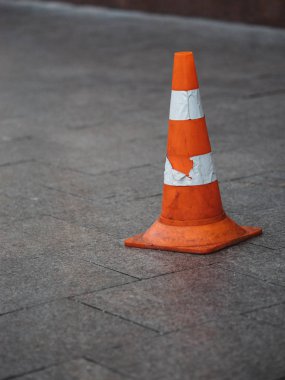 Retro yansıtıcı film şeritli turuncu plastik koni 