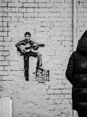 Vladimir Semenovich Vysotsky 'nin müze duvarında gitar ve teypli Visotsky' nin resmi - Sovyet şair, tiyatro ve film oyuncusu, söz yazarı