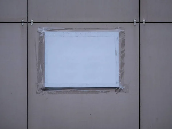 Ett pappersmeddelande limmat på väggen med tejp med plats för text eller bild. Töm mockup mall med copyspace. Grungvägg — Stockfoto
