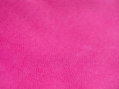 Deri desenli bir arka plan. Pembe, bronzlaşmış dana derisi boyalı ve fuşin boyasıyla işlenmiş. Sığ alan derinliği, makro mercekle yandan çekilmiş. Kenarlık veya çerçeve için kopyalama alanı