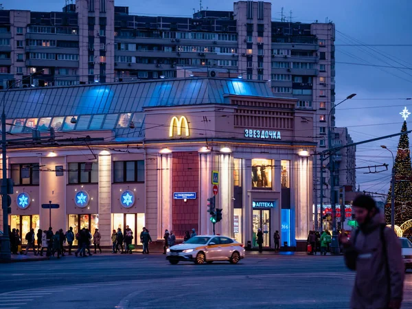 モスクワ、ロシア- 2020年1月17日:タガンスカヤ広場の建物のファサードにフェスティバル新年のLed照明。車は夕暮れ時に道路に沿って運転する。設計ソリューションと明るいバックライト — ストック写真