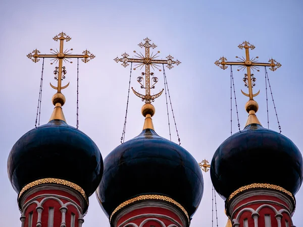 Domes of Church of St. Nicholas on Bolvanovka. In 1632, wooden Church of St. Nicholas was built in Bolvanovka. In 1702-1712 it was replaced by stone temple. — Stock Photo, Image