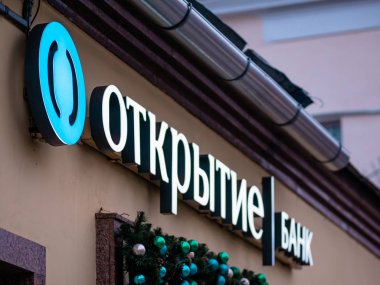 Moskova, Rusya - 17 Ocak 2020: Girişin üstündeki Otkritie Bankası tabelası. Noel oyuncaklarının ve köknar dallarının Noel çelengi