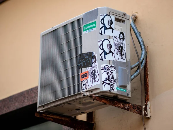 モスクワ、ロシア- 2020年1月17日:紙ラベルを貼った家の1階の壁にエアコン。都市環境でステッカーで分割エアコンシステムの冷却ユニット。一般ブランド — ストック写真