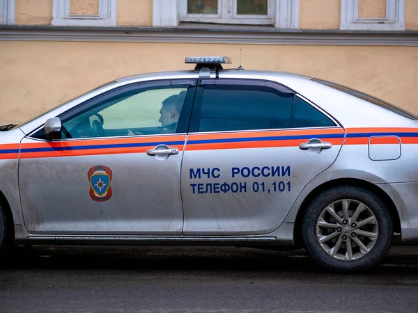 Moscú, Rusia - 17 de enero de 2020: Coche de servicios especiales en la calle de la ciudad. Conductor en uniforme sentado detrás del volante. Ministerio de Situaciones de Emergencia de Rusia. emblemas MCHS y marcas de identificación . — Foto de Stock