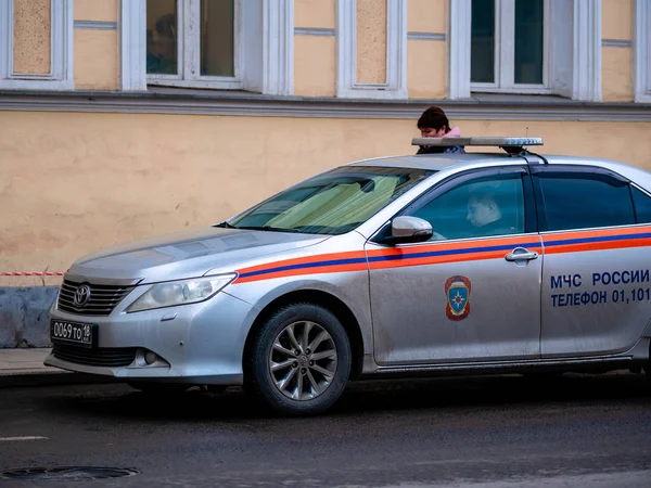 Moscú, Rusia - 17 de enero de 2020: Coche de servicios especiales en la calle de la ciudad. Conductor en uniforme sentado detrás del volante. Ministerio de Situaciones de Emergencia de Rusia. emblemas MCHS y marcas de identificación . —  Fotos de Stock