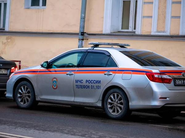 Moskova, Rusya - 17 Ocak 2020: Şehir caddesinde özel servis aracı. Şoför üniformalı, direksiyonda oturuyor. Rusya Acil Durum Bakanlığından. Mchs amblemleri ve tanımlama işaretleri.