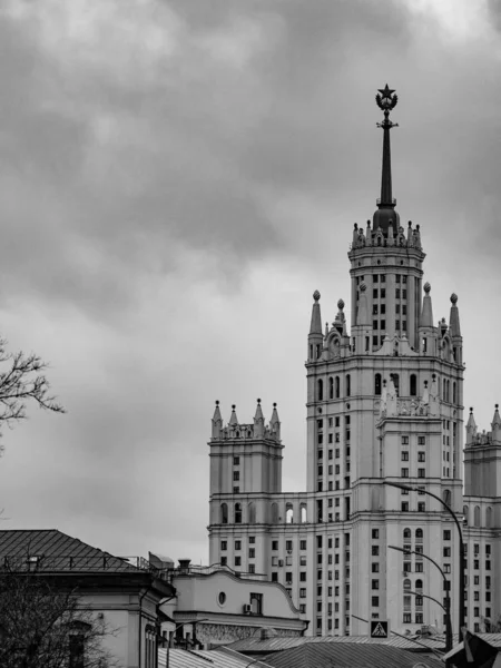 High-rise landmark residential building on Kotelnicheskaya Embankment at Yauza in 1938-1952 in Moscow is one of seven realized by Stalin skyscrapers in Moscow features classic empire architecture — 스톡 사진