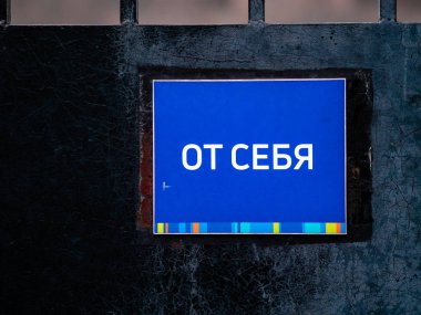 Mavi dikdörtgen şeklindeki sokak kapısı tabelası ve siyah boyalı. Rusça yazıt- İt