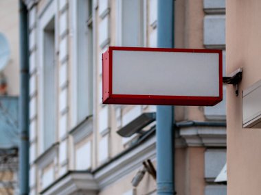 Binanın duvarında gerçek bir tabela var. Şehir caddesinde, eski malikanenin duvarında ya da taş binanın duvarında, kafenin, restoranın ya da mağazanın koyu mavi dikdörtgen tabelaları. Logo için boş şablon oluşturun. Kopyalama alanı
