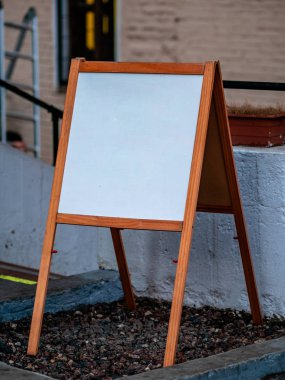 Beyaz tebeşir tahtasıyla ahşap sokak tezgahında şablon oluşturun