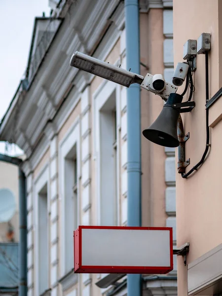 Box segno reale sul muro di costruzione. Cartello rettangolare blu scuro di caffè, ristorante o negozio sulla strada della città sul muro della vecchia villa o edificio in pietra. Fingere modello vuoto per il logo. Copyspace — Foto Stock