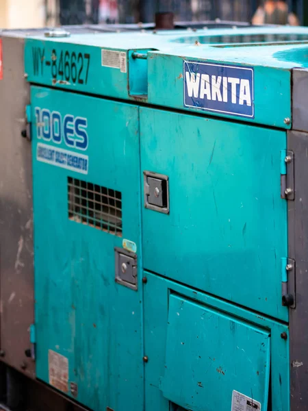 Skriv under med Wakita-logotypen på en gatugenerator. Autonom tung industriell dieselgenerator. — Stockfoto