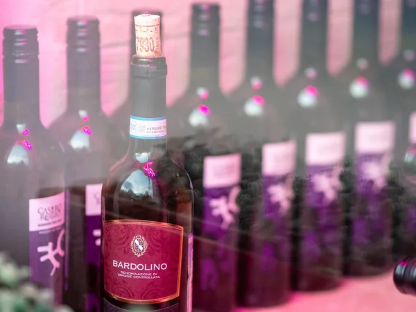 Moskova, Rusya - 17 Ocak 2020: Vitrindeki şarap şişeleri. Etiketteki yazı Bardolino.