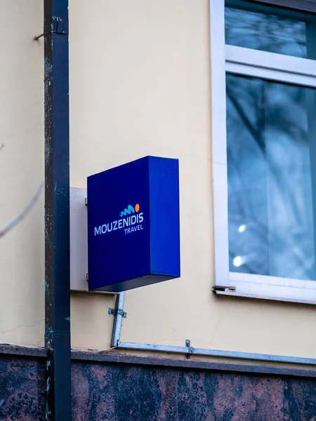 Moscou, Rússia - 17 de janeiro de 2020: o sinal quadrado retangular azul da agência de viagens Mouzenidis na parede da casa. Agência de viagens Publicidade Fotografias De Stock Royalty-Free