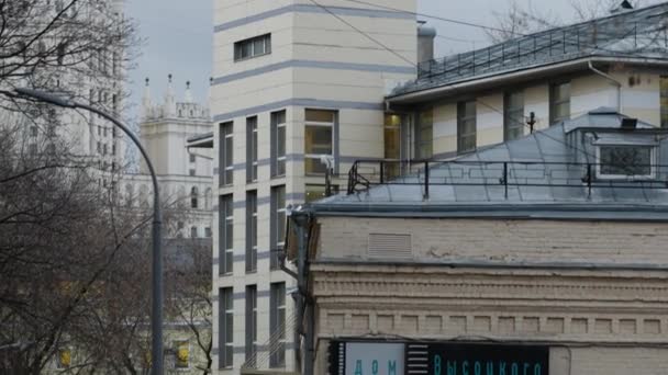 Papan penanda Vladimir Vysotsky di dinding bata museum rumah Vladimir Vysotsky — Stok Video