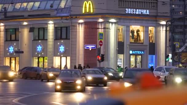La iluminación festiva de Año Nuevo led del edificio en la plaza Taganskaya al atardecer — Vídeo de stock