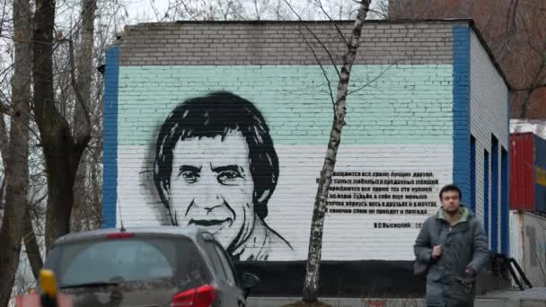 Muurschildering van Vladimir Vysotski op bakstenen muur tegenover museumhuis van Visotskiy — Stockvideo