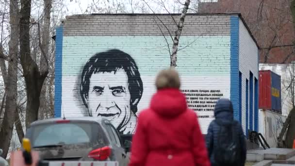 Muurschildering van Vladimir Vysotski op bakstenen muur tegenover museumhuis van Visotskiy — Stockvideo