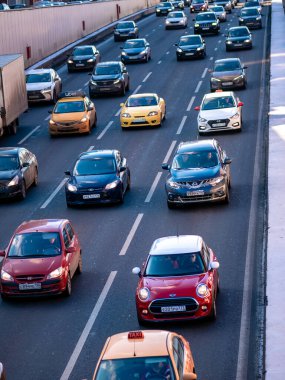 Moskova, Rusya - 8 Şubat 2020: Güneşli bir cumartesi öğleden sonra üçüncü trafik sıkışıklığı.