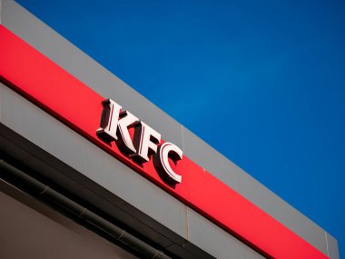 Moskova, Rusya - 8 Şubat 2020: Uluslararası bir catering restoranları zinciri olan Kfc adlı fast-food restoranının imzası. Kentucky Fried Chicken logosu parlak mavi gökyüzüne karşı bir binanın ön cephesinde.