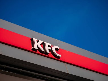 Moskova, Rusya - 8 Şubat 2020: Uluslararası bir catering restoranları zinciri olan Kfc adlı fast-food restoranının imzası. Kentucky Fried Chicken logosu parlak mavi gökyüzüne karşı bir binanın ön cephesinde.