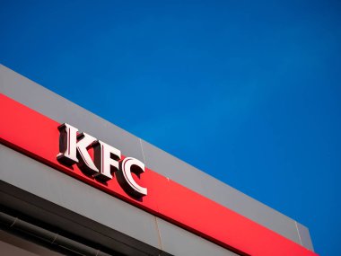 Moskova, Rusya - 8 Şubat 2020: Uluslararası bir catering restoranları zinciri olan Kfc adlı fast-food restoranının imzası. Kentucky Fried Chicken logosu parlak mavi gökyüzüne karşı bir binanın ön cephesinde.