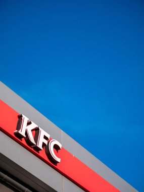 Moskova, Rusya - 8 Şubat 2020: Uluslararası bir catering restoranları zinciri olan Kfc adlı fast-food restoranının imzası. Kentucky Fried Chicken logosu parlak mavi gökyüzüne karşı bir binanın ön cephesinde.