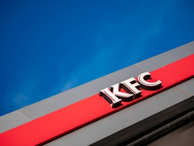 Moskova, Rusya - 8 Şubat 2020: Uluslararası bir catering restoranları zinciri olan Kfc adlı fast-food restoranının imzası. Kentucky Fried Chicken logosu parlak mavi gökyüzüne karşı bir binanın ön cephesinde.