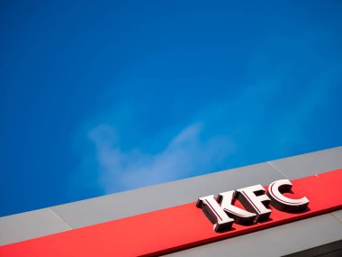 Moskova, Rusya - 8 Şubat 2020: Uluslararası bir catering restoranları zinciri olan Kfc adlı fast-food restoranının imzası. Kentucky Fried Chicken logosu parlak mavi gökyüzüne karşı bir binanın ön cephesinde.