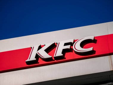 Moskova, Rusya - 8 Şubat 2020: Uluslararası bir catering restoranları zinciri olan Kfc adlı fast-food restoranının imzası. Kentucky Fried Chicken logosu parlak mavi gökyüzüne karşı bir binanın ön cephesinde.