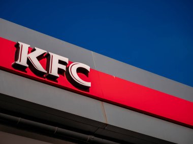 Moskova, Rusya - 8 Şubat 2020: Uluslararası bir catering restoranları zinciri olan Kfc adlı fast-food restoranının imzası. Kentucky Fried Chicken logosu parlak mavi gökyüzüne karşı bir binanın ön cephesinde.