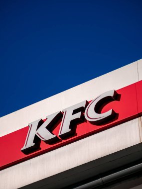 Moskova, Rusya - 8 Şubat 2020: Uluslararası bir catering restoranları zinciri olan Kfc adlı fast-food restoranının imzası. Kentucky Fried Chicken logosu parlak mavi gökyüzüne karşı bir binanın ön cephesinde.