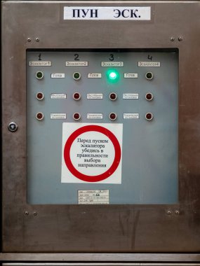 Moskova, Rusya - 8 Şubat 2020 Moskova metro binasında yürüyen merdiven kontrol paneli. Metroda çalışan asansör merdivenlerinin durum göstergeleri. Düğmeler ve yeşil ışıklar. Metin uyarısı