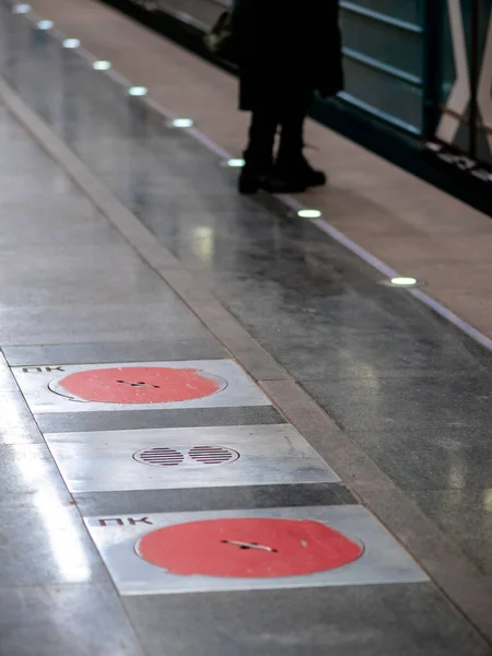 Feuerluken in der Moskauer Metrostation. Rote Abdeckungen auf dem Bahnsteigboden am Brunnen mit Feuerhydranten in der U-Bahn — Stockfoto