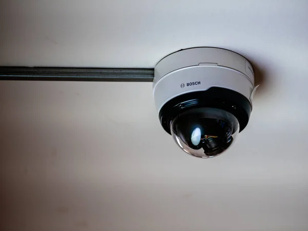Moscú, Rusia - 8 de febrero de 2020: Cámara de vigilancia domo en un hemisferio transparente con la inscripción y el logotipo de Bosch. Cámara de video CCTV en el techo en el metro —  Fotos de Stock