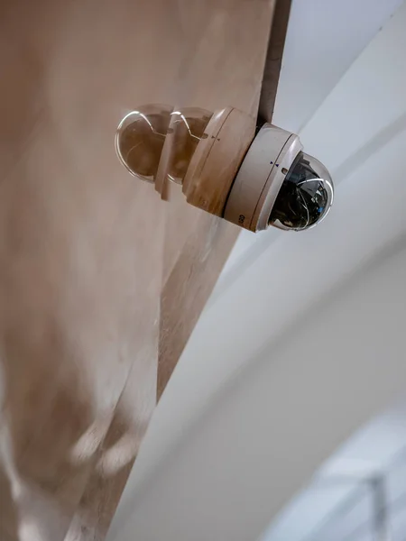 Moskova, Rusya - 8 Şubat 2020 Moskova metrosunda saydam bir yarımkürede kubbe güvenlik kamerası. Metrodaki mermer bir duvarda gizli kamera var.