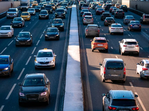 Moskova, Rusya - 8 Şubat 2020: Güneşli bir cumartesi öğleden sonra üçüncü trafik sıkışıklığı. Stok Fotoğraf